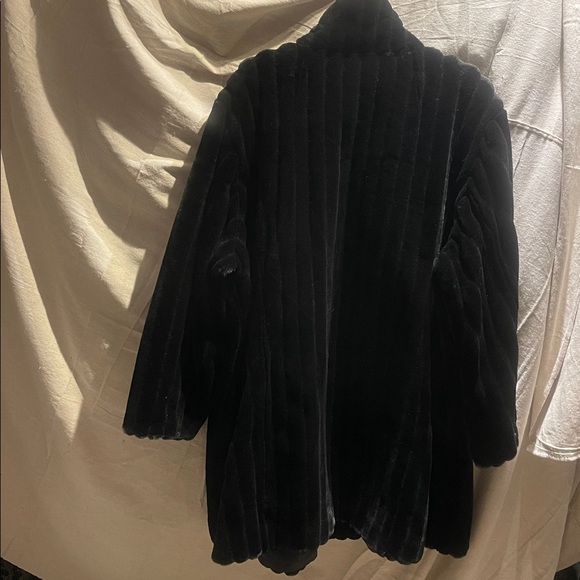 Elegant Black Faux Fur Coat - Picture 2 of 4